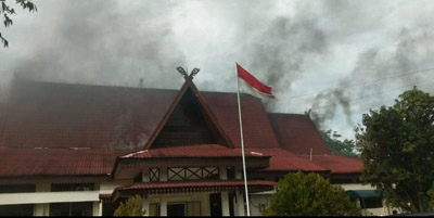 Gedung Teknologi Informasi dan Komunikasi UNRI Terbakar, 4 Damkar Dikerahkan